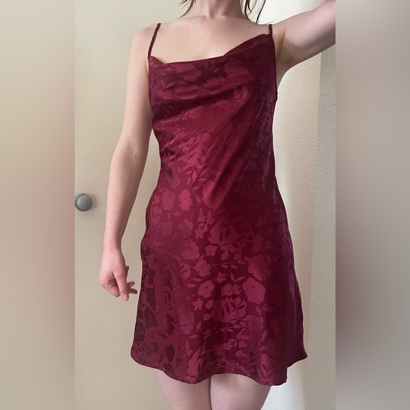 Urban Outfitters Burgundy Red Satin Floral Cowl Neck Mallory Mini Dress Size M - Picture 1 of 13